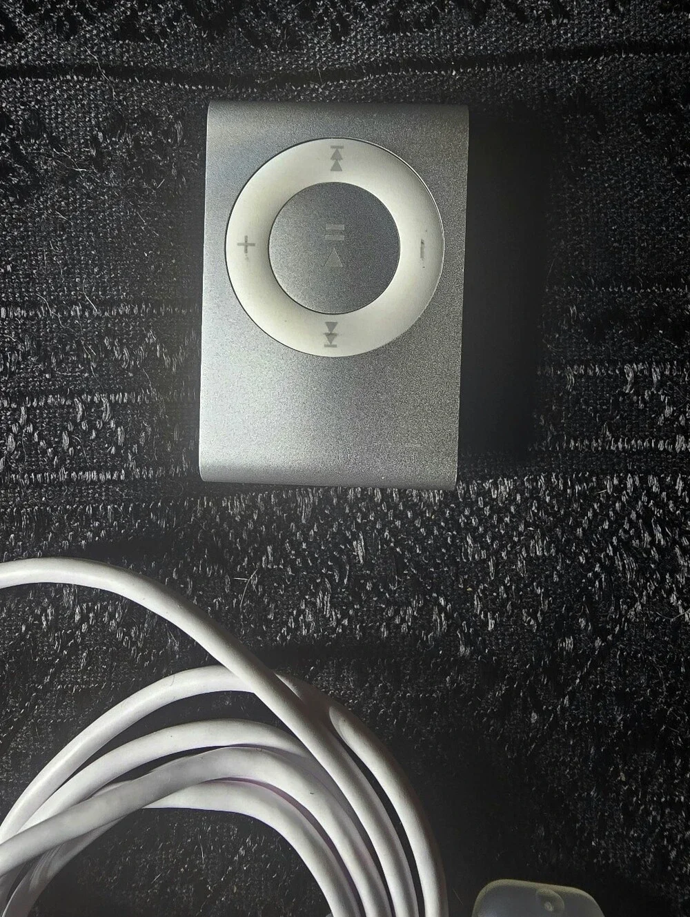 APPLE White Silver Portable I-POD SHUFFLE MP4 Player.